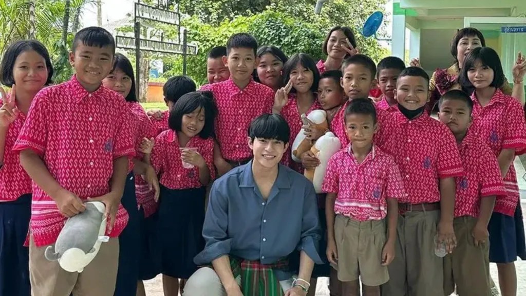 Barcode visita escola pra quem doou computadores após projeto com seus&nbsp;fãs