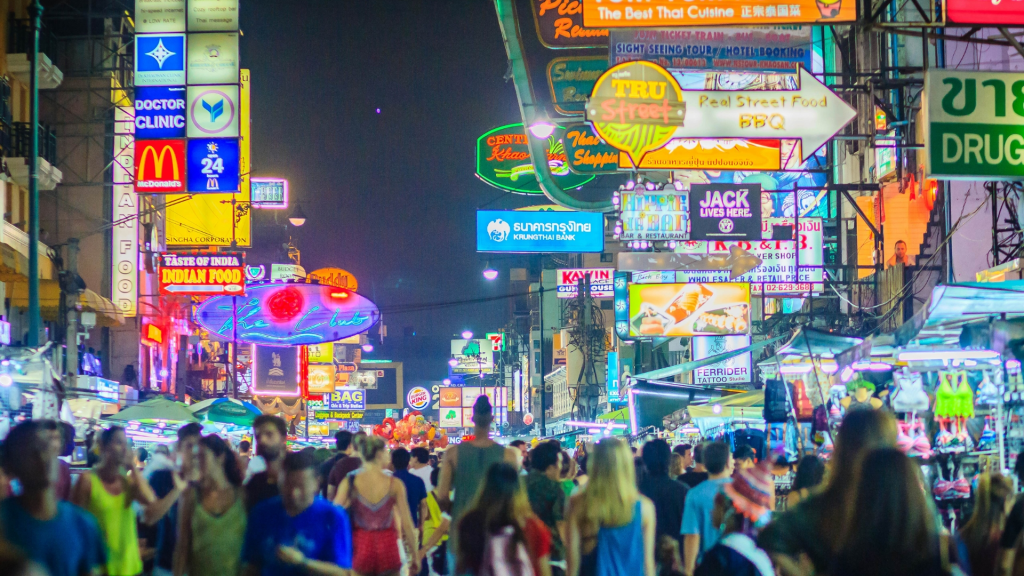 Conheça a Khao San Road, a rua de Bangkok que nunca&nbsp;dorme