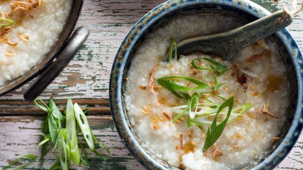 Khao Tom: a sopa simples que cura ressacas e embala cenas inesquecíveis